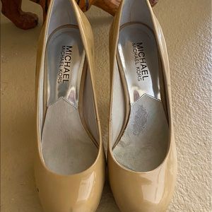 MK nude pumps